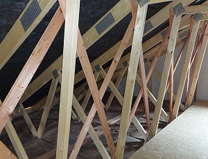 Zateplení stropu bungalovu s vazníkovou střešní konstrukcí